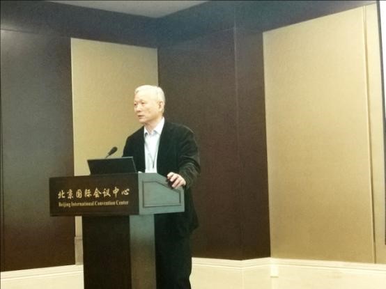 《生态城市与绿色建筑》主编、清华大学建筑学院袁镔教授主持论坛