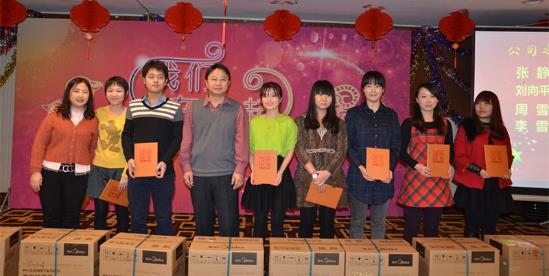 为优秀员工颁发证书和奖品（RCC北京公司年会）
