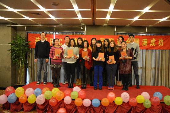 为优秀员工颁发证书和奖品（RCC上海公司年会）