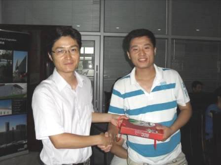 客户为获奖设计师颁发小礼品