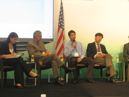 RCC大客户部总监姚一（左三）在绿色建筑论坛上发言