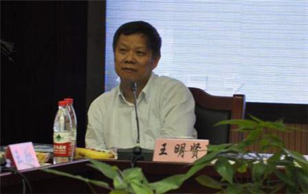 《年鉴》副主编、中国艺术研究院建筑艺术研究所副所长、著名建筑评论家王明贤主持会议