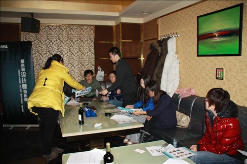 为设计师发放网站资料及丑陋建筑评选宣传页