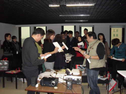 设计师观摩产品